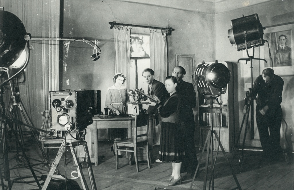 1952 Музкомедия Иркутск Асс. режиссера Лиана Николаевна Черепанова Съемки с режиссером М.А. Авербахом (в очках)